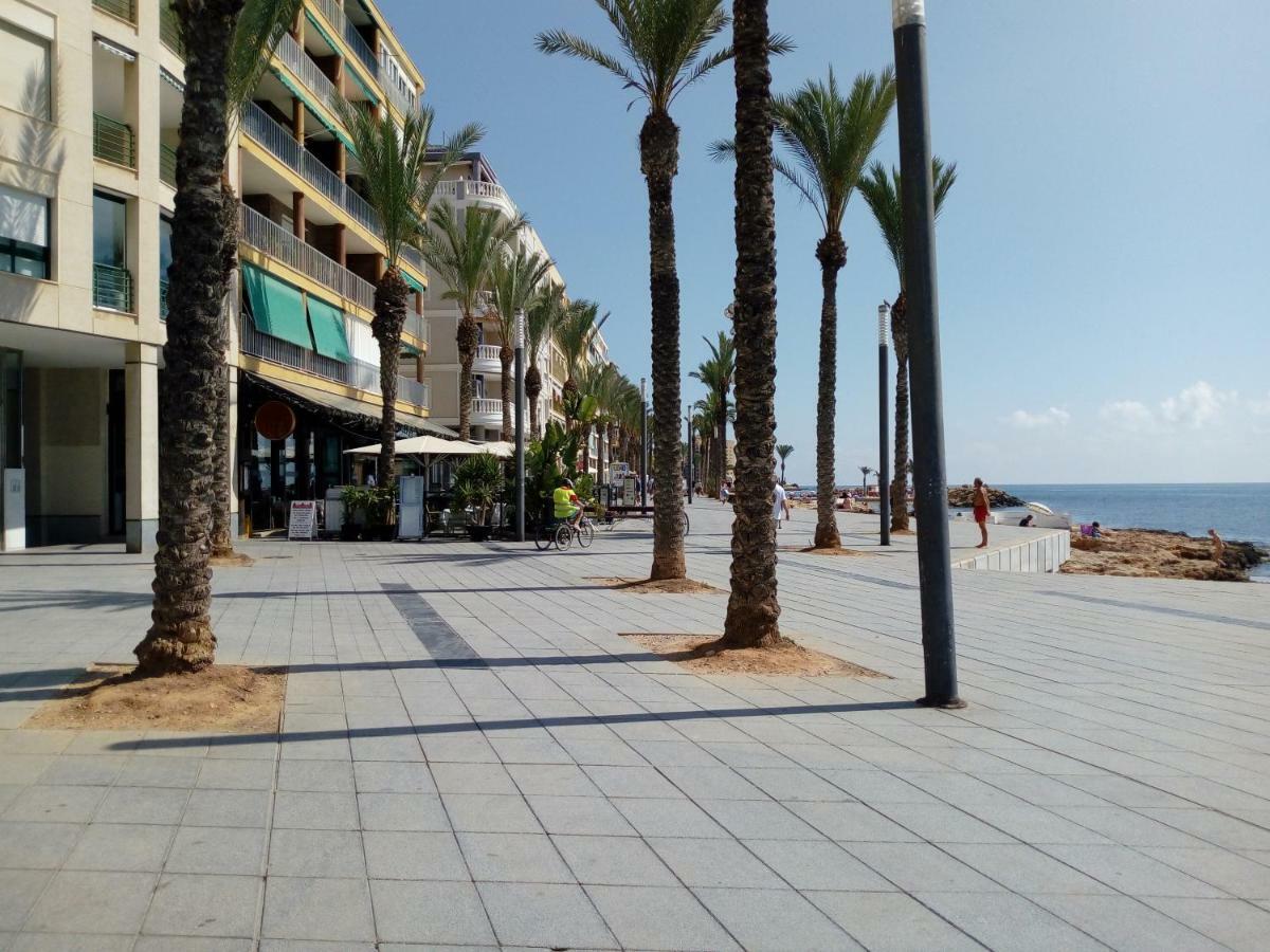 Edificio 1º línea de playa, en paseo marítimo de Torrevieja, Alicante, Costa Blanca Exterior foto