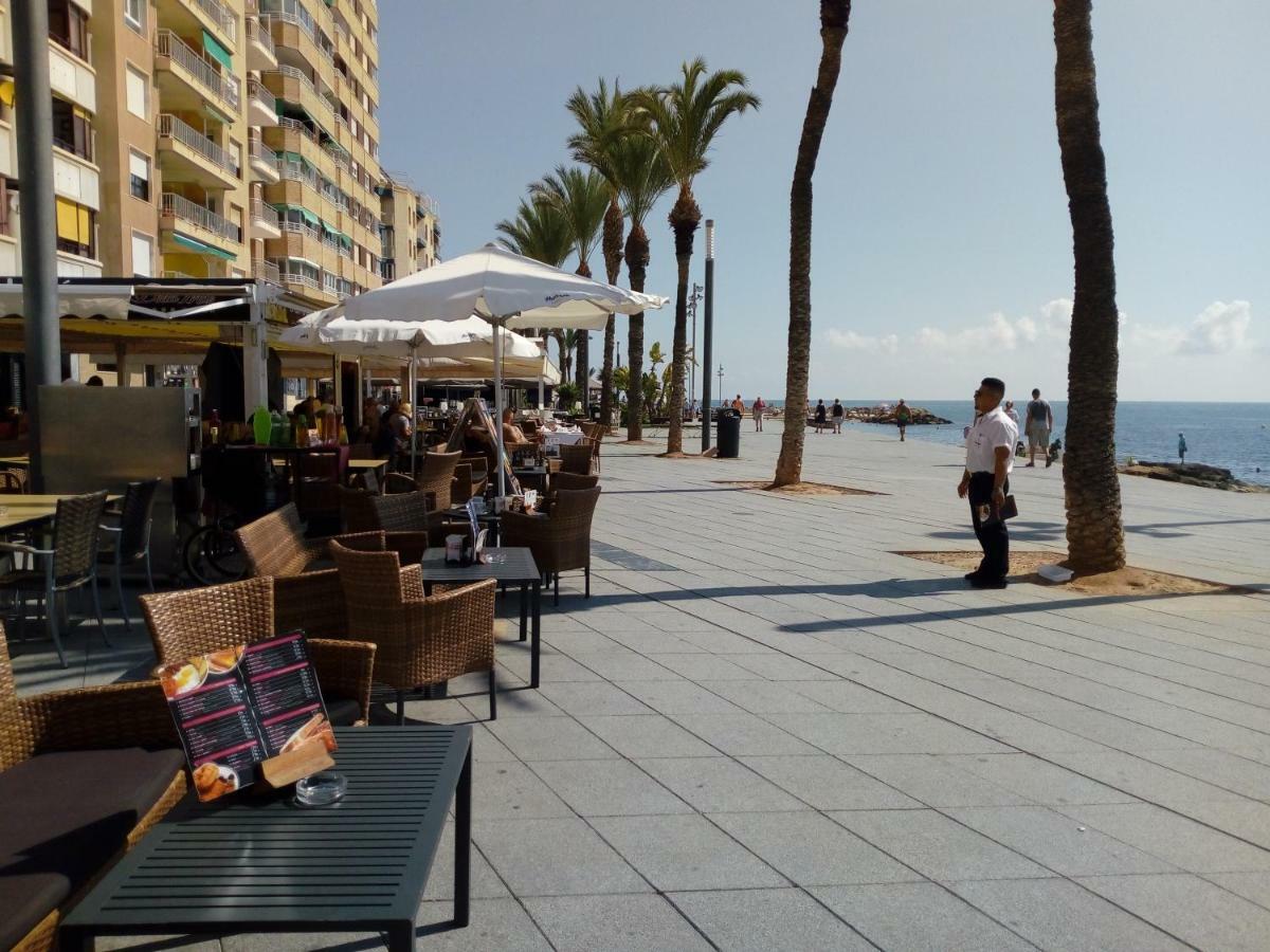 Edificio 1º línea de playa, en paseo marítimo de Torrevieja, Alicante, Costa Blanca Exterior foto