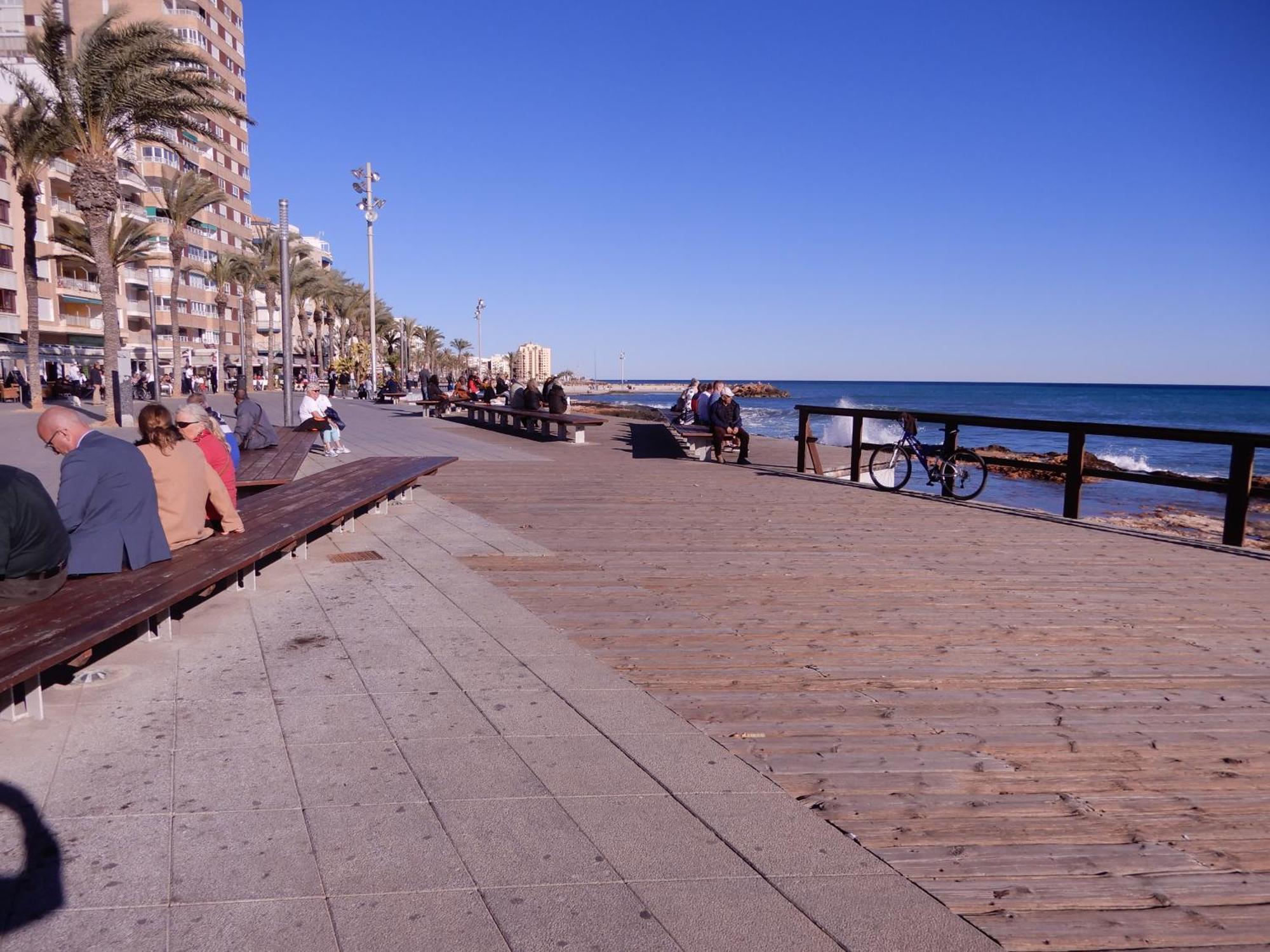 Edificio 1º línea de playa, en paseo marítimo de Torrevieja, Alicante, Costa Blanca Exterior foto