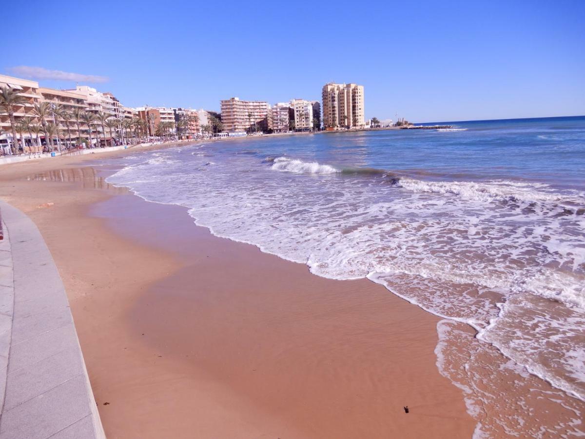 Edificio 1º línea de playa, en paseo marítimo de Torrevieja, Alicante, Costa Blanca Exterior foto